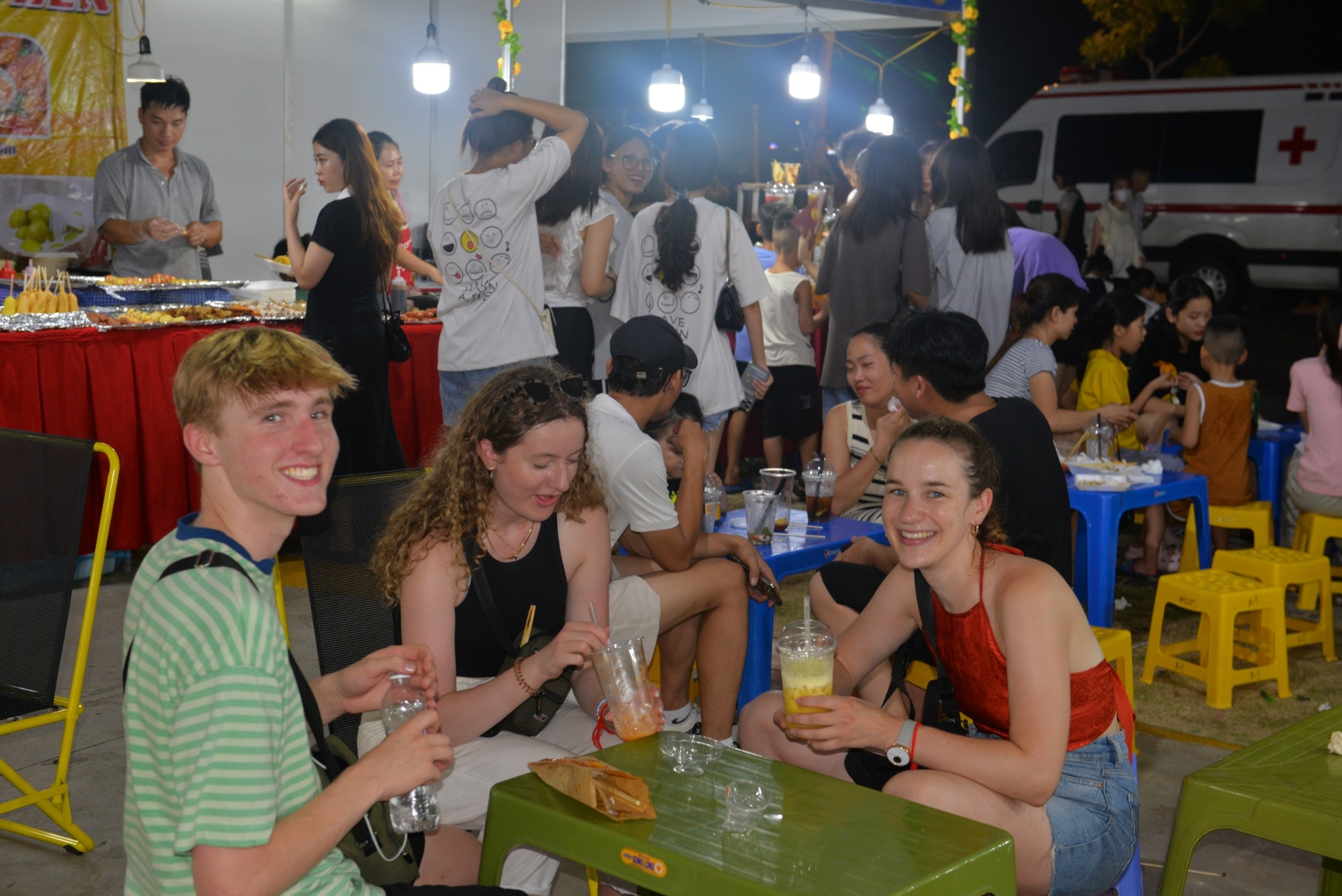 z4556471509513_9a813f3cfe00a1301ae21f7d0a19fc33-065246_28.jpg Du khách nước ngoài thích thú với các món ăn Việt Nam tại liên hoan ẩm thực. Ảnh: Nguyễn Thành.