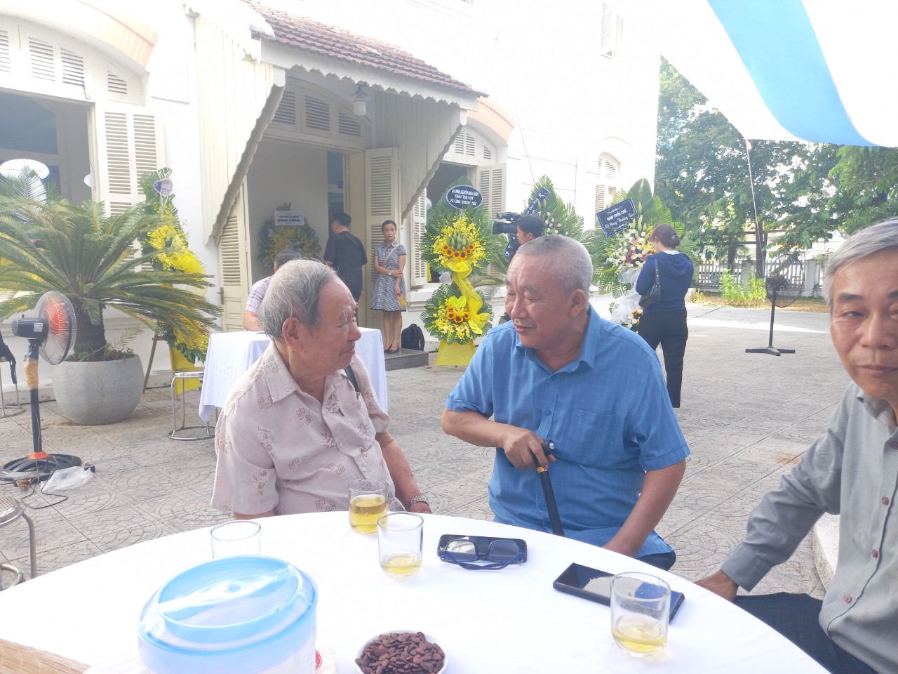 Đông đảo người ái mộ và bạn của vợ chồng nhà văn Hoàng Phủ Ngọc Tường có mặt tại lễ tưởng nhớ. Ảnh: CĐ.