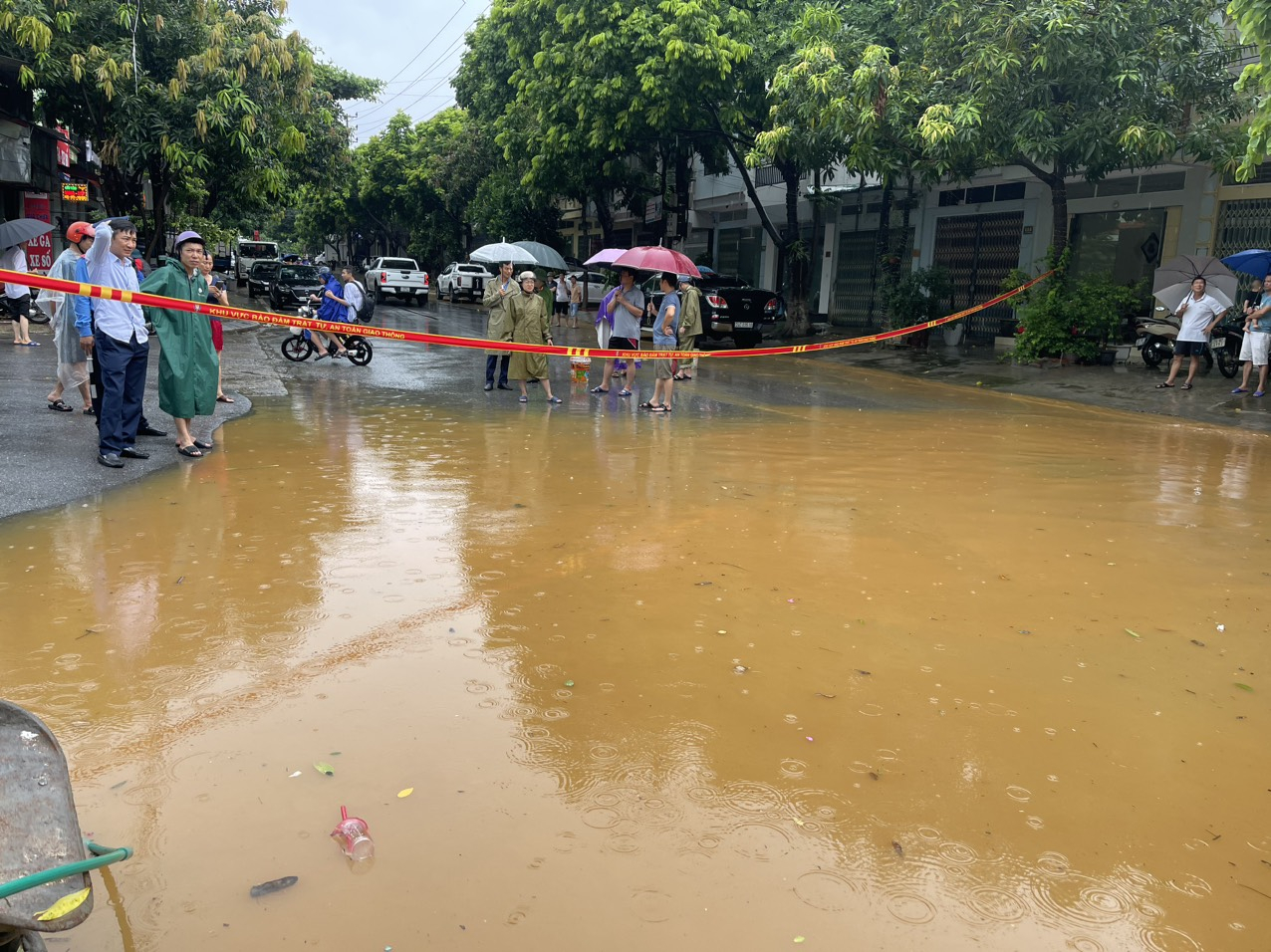 z4561884255923_d7a955d68a2b1f376277d516735ffdda-114554_355.jpg Một điểm ngập sâu bị hạn chế đi lại nhằm đảm bảo an toàn cho người đi đường. Cho tới lúc nước rút hoàn toàn, giao thông nơi này sẽ được khôi phục.