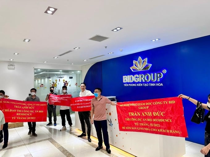358970401_1858994074495855_6865191208544132148_n-153754_686.jpg Khách hàng tuyệt vọng kéo đến trụ sở Công ty cổ phần BIDGROUP đòi quyền lợi. Ảnh: Kim Thoa.