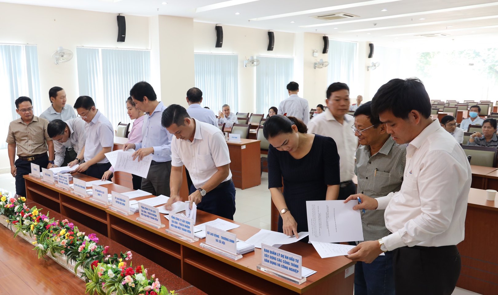 Đại diện các đơn vị kiểm tra số trước khi bốc thăm. Ảnh: TTBC.