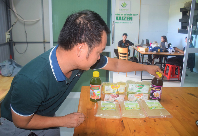 5-065159_355.jpg Ông Võ Trần Ngọc Toàn, Giám đốc Công ty Cổ phần Chế biến thực phẩm Kaizen bên những sản phẩm chế biến từ cây nha đam. Ảnh: V.Đ.T.
