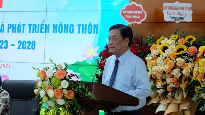 bt-173920_589.jpg Bộ trưởng Lê Minh Hoan: Công đoàn cơ quan Bộ NN-PTNT có những đóng góp xứng đáng vào thành tích đáng tự hào của Bộ và ngành Nông nghiệp. Ảnh: Thanh Tùng.