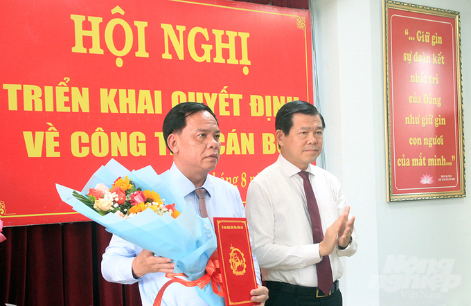 3-150413_794-150413.jpg Bí thư Tỉnh ủy Đồng Nai Nguyễn Hồng Lĩnh trao quyết định và hoa chúc mừng ông Võ Tấn Đức giữ chức quyền Chủ tịch UBND tỉnh Đồng Nai. Ảnh: MV.