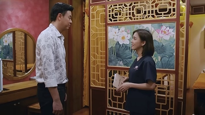 phim-mon-qua-cua-cha-tap-9-vtv3-2-164930_552.jpg Nghĩa lại có duyên gặp lại cô nhân viên vật lý trị liệu. Ảnh chụp màn hình