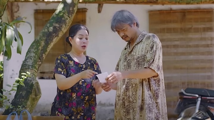 phim-mon-qua-cua-cha-tap-9-vtv3-3-164931_221.jpg Bà Thản nhờ ông ông Nhân mua ít đồ. Ảnh chụp màn hình