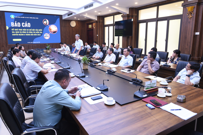 Đại diện các đơn vị trao đổi về cải cách thủ tục hành chính trong buổi làm việc sáng 2/8. Ảnh: Tùng Đinh.