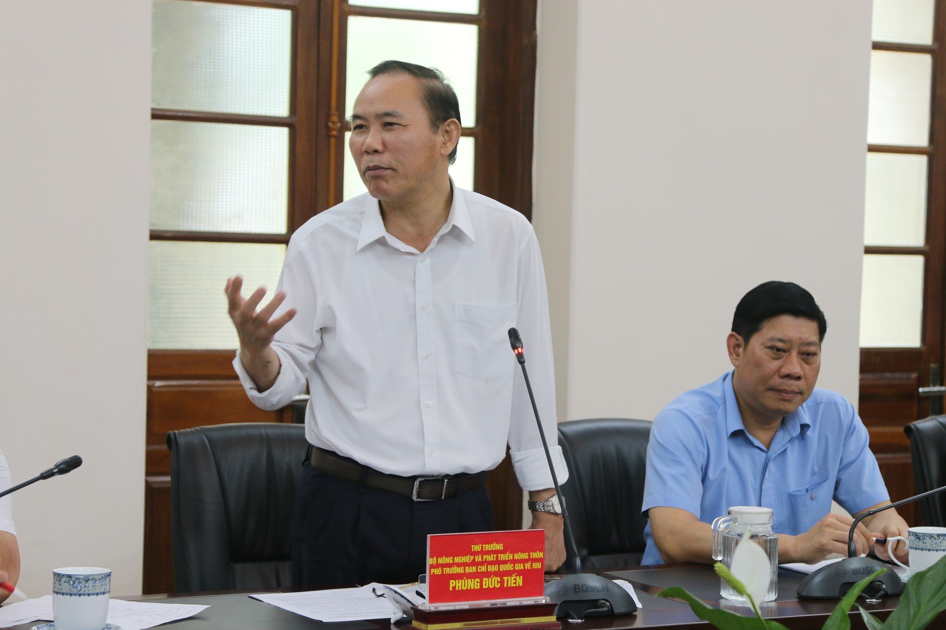 Deputy Minister Phung Duc Tien asked Hai Phong to focus on handling shortcomings in combating IUU fishing at the meeting after the actual inspection. Photo: Dinh Muoi.