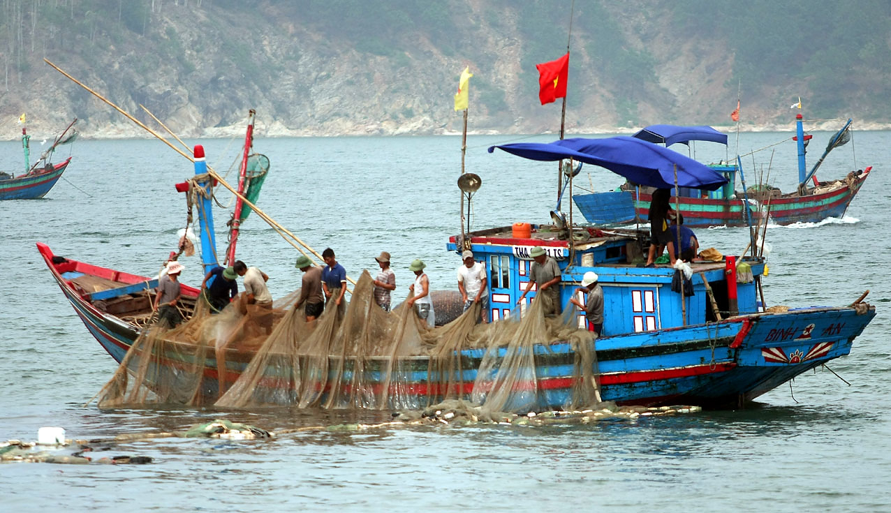 Tập trung chỉ đạo thực hiện các biện pháp mạnh để ngăn chặn, chấm dứt tình trạng tàu cá, ngư dân vi phạm khai thác hải sản bất hợp pháp ở vùng biển nước ngoài. Ảnh: Huy Hùng.