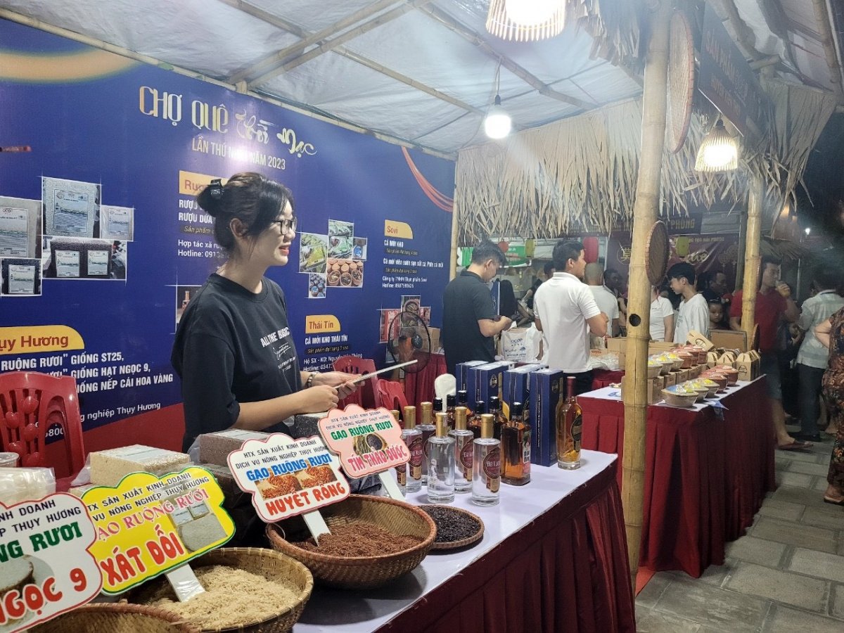 hai-phong-phuc-dung-cho-que-thoi-nha-mac-095922_958.jpg Nhiều sản phẩm OCOP của Hải Phòng được giới thiệu. Ảnh: Đinh Mười.