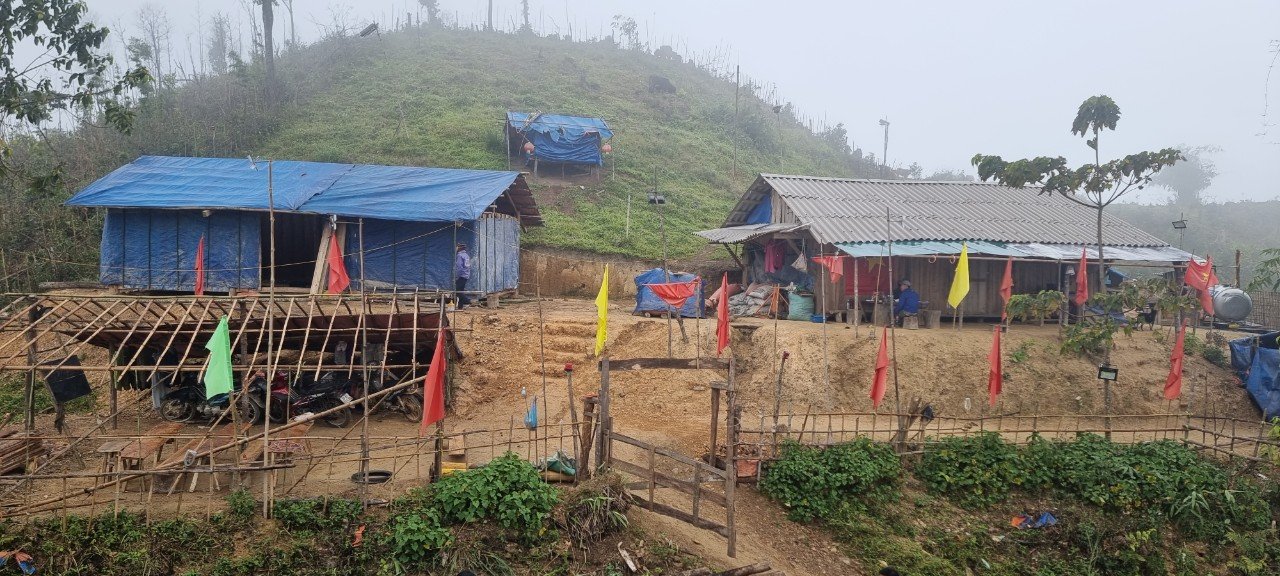 Thiếu thốn đủ bề nên con chữ cũng xa khuất với đồng bào nơi đây, nhất là con trẻ.