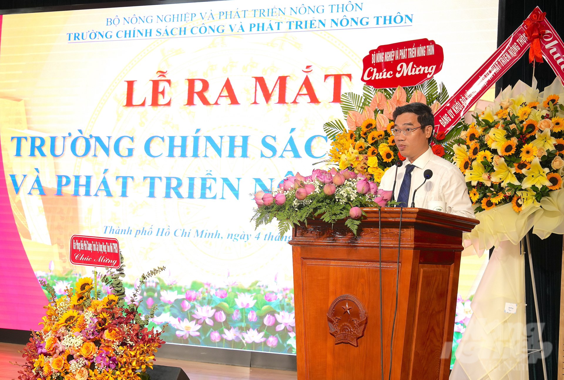 dsc05162-215708_656-215709.jpg Tiến sỹ Nguyễn Trung Đông, Hiệu trưởng Trường Chính sách công và Phát triển nông thôn: 'Mục tiêu của Trường Chính sách công và Phát triển nông thôn là nâng cao chất lượng nguồn nhân lực của ngành nông nghiệp. Nguồn nhân lực có chất lượng ở đây được hiểu bao gồm tất cả người lao động, từ người nông dân, công dân đến chuyên gia'. Ảnh: Hồng Thủy.