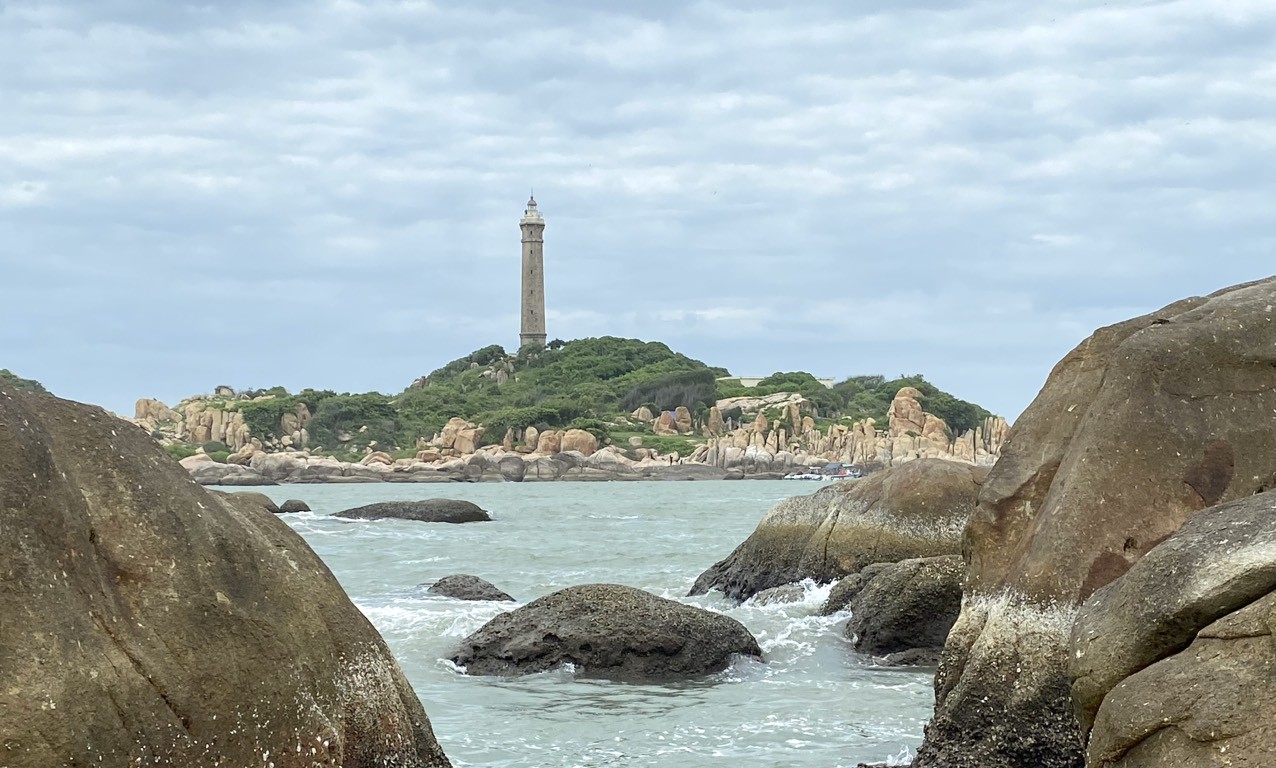 1-hai-dang-162513_827-220742_124.jpg The Ke Ga Lighthouse is more than 100 years old.
