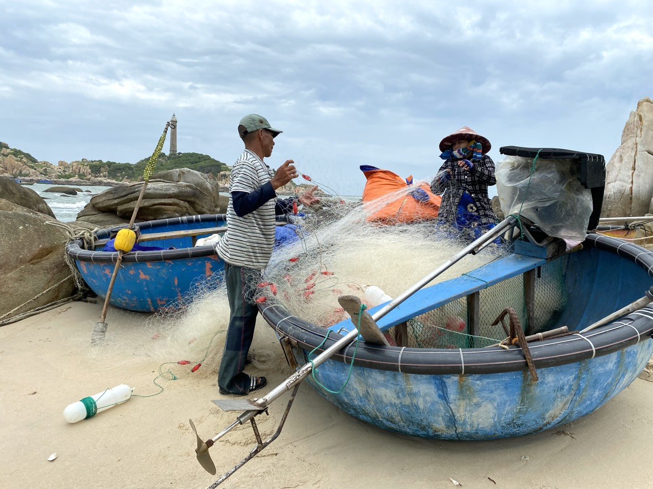 10-cuoc-song-cua-ngu-dan-162623_428-221246_341.jpg Fisherman's life in Ke Ga village.