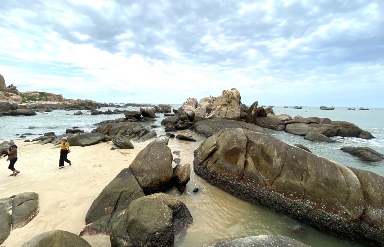 5-nhung-hinh-thu-khac-nhau-162933_671-220959_816.jpg Rocks with different shapes.
