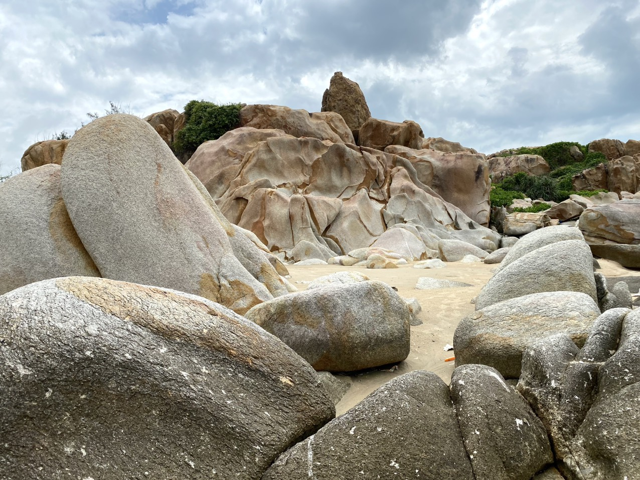 7-da-vang-163032_96-221051_829.jpg Charming golden rock.