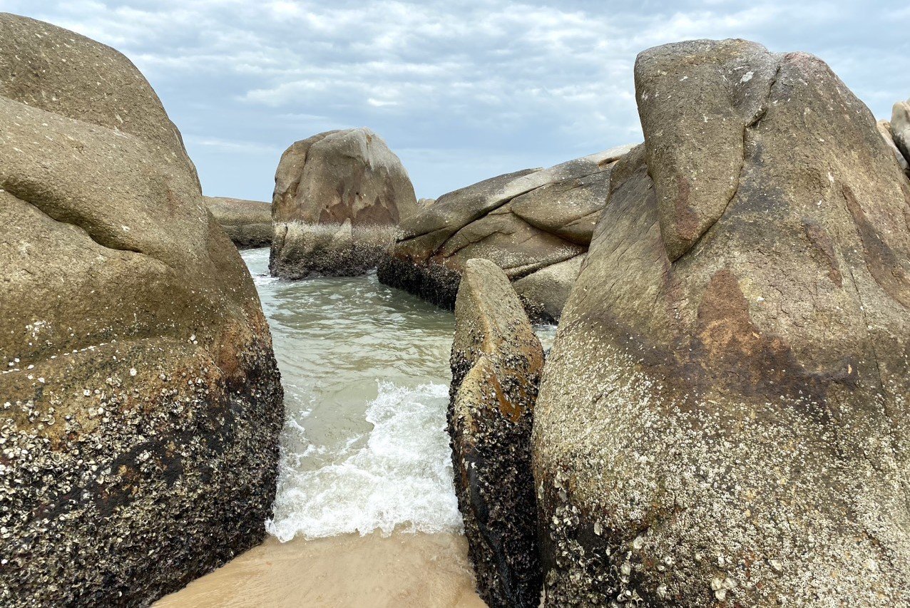 8-hoang-so-163110_218-221145_720.jpg The rock crevices captivate visitors.
