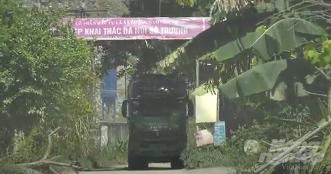 dan-song-trong-bao-bui-vi-xe-tai-gay-o-nhiem-moi-truong-163711_438-163711.jpeg Xe tải 'né' trạm cân. Ảnh: QT.