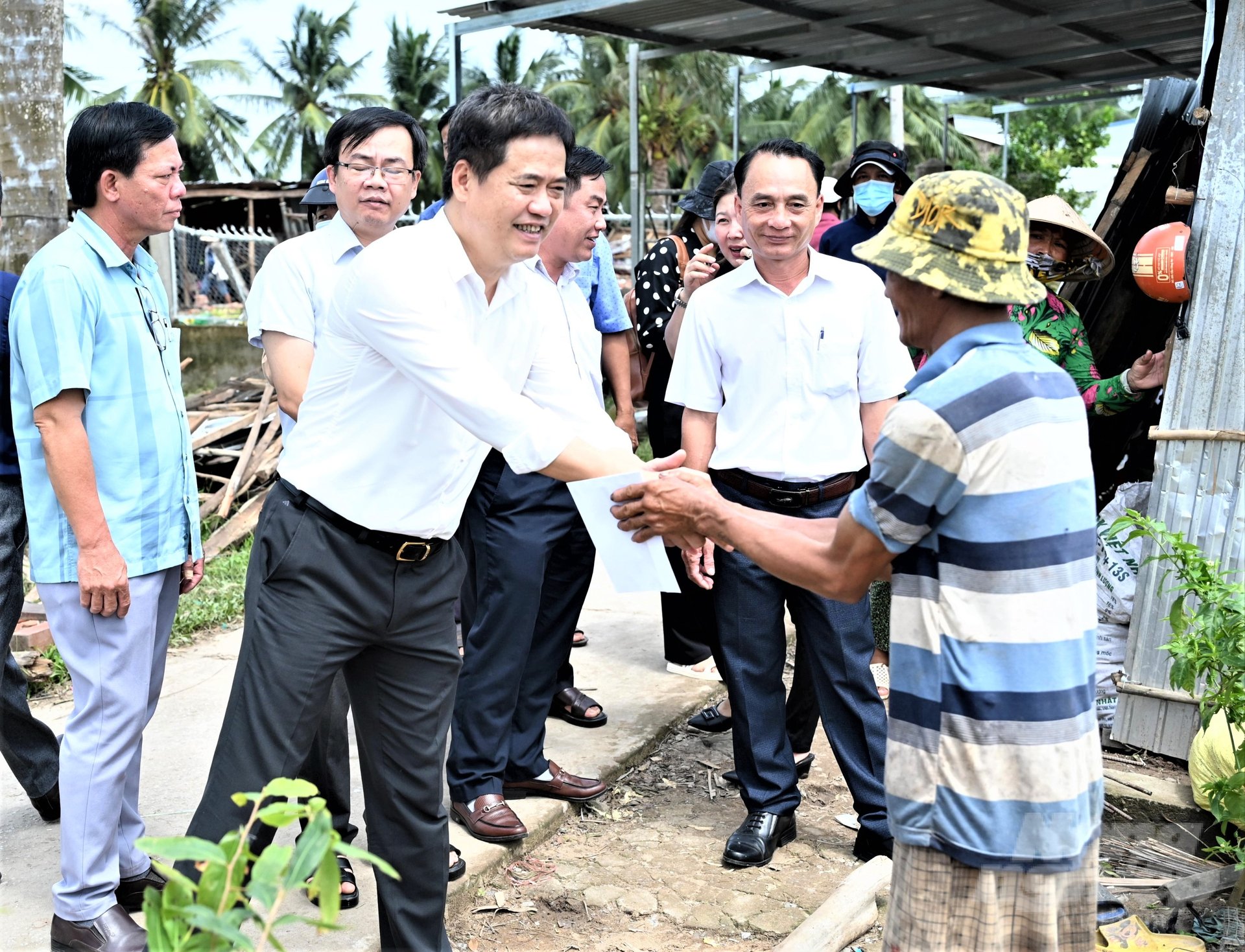 Phó Chủ tịch UBND tỉnh Kiên Giang Lê Quốc Anh đã đến thăm hỏi, động viên và trực tiếp chi hỗ trợ cho các gia đình bị thiệt hại do thiên tai trên địa bàn huyện Gò Quao và huyện U Minh Thượng. Ảnh: Trung Chánh.
