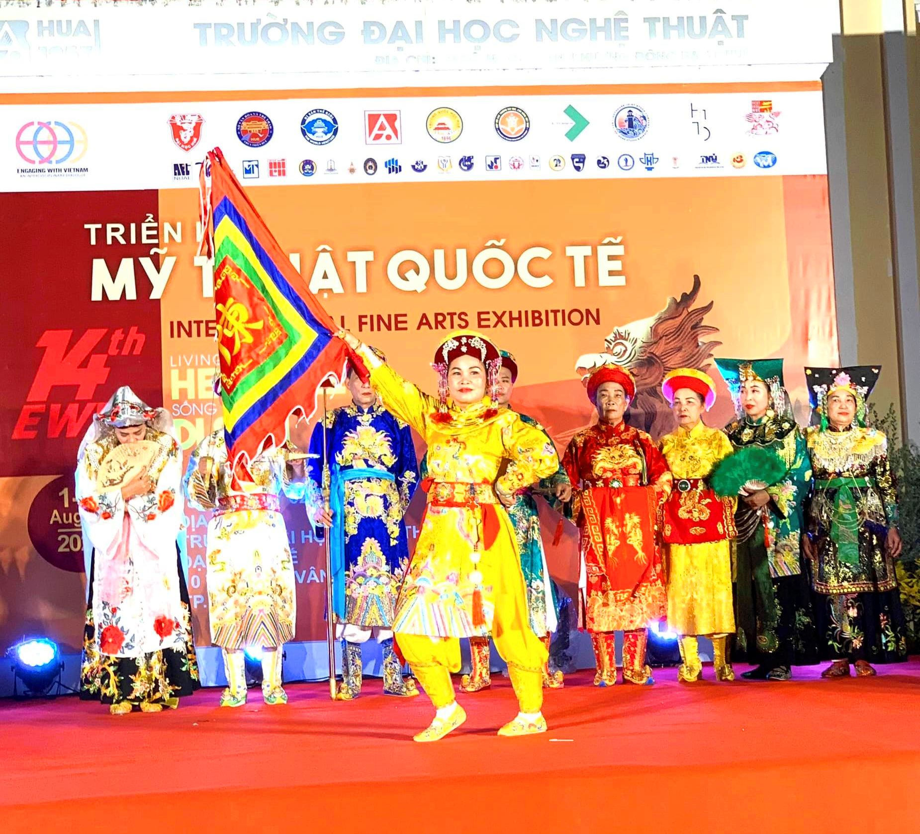 m3-172246_15.jpg Tiết mục biểu diễn ngoài phạm vi không gian thực hành của di sản. Ảnh: NM.