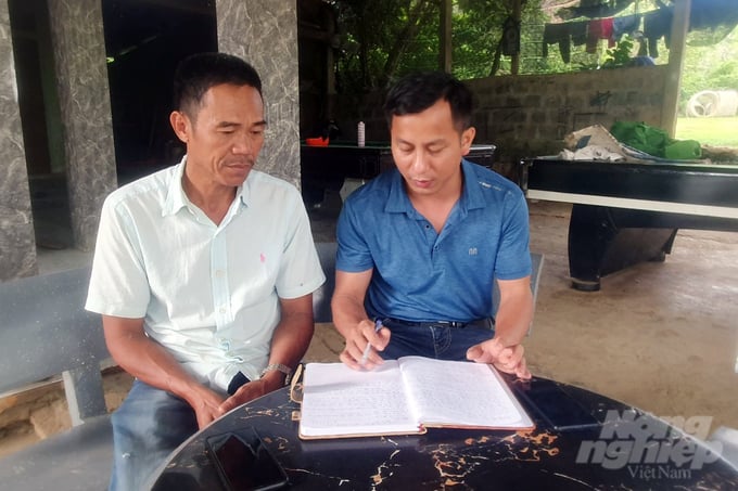 vo-van-dung-nnvn-14-205434_245-205434.jpg Ông Nguyễn Quang Quảng (áo trắng), trưởng thôn Cheng chia sẻ về cuộc sống cơ hàn của người dân khi xã Tân Liên về đích nông thôn mới. Ảnh: TT.