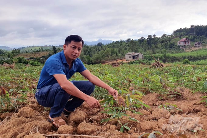 vo-van-dung-nnvn-9-205432_205-205432.jpg Thiếu tư liệu sản xuất, thiếu việc làm, khi không còn các cơ chế hỗ trợ của Nhà nước, đồng bào Vân Kiều ở thôn Cheng quẩn quanh với đói nghèo. Ảnh: TT.