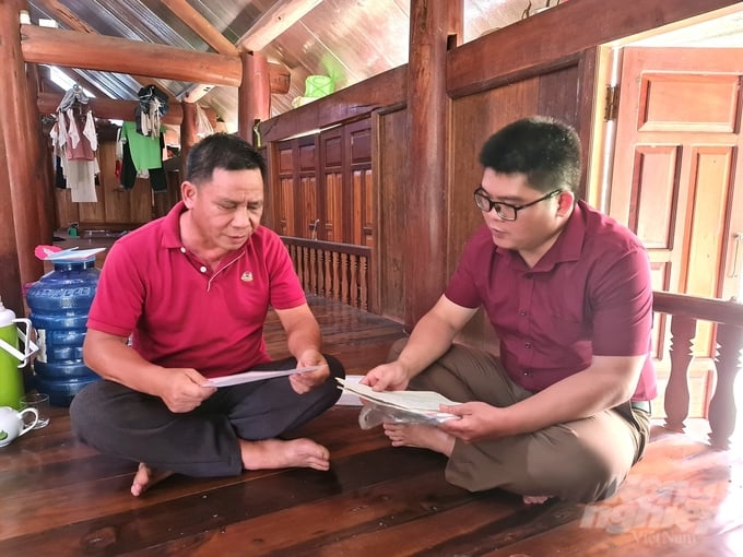 4-082542_725-082543.jpg Cán bộ xã Thượng Lâm giải thích cho ông Quan Thanh Trưởng (bên trái) các thủ tục hành chính cần làm khi thực hiện thủ tục sang tên cấp giấy chứng nhận quyền sử dụng đất. Ảnh: Đào Thanh.