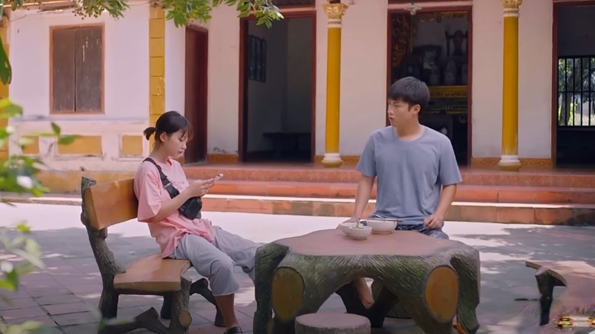 phim-mon-qua-cua-cha-tap-10-vtv3-3-172850_61.jpg Ninh bồi bổ cho Hiếu để có sức làm việc. Ảnh chụp màn hình