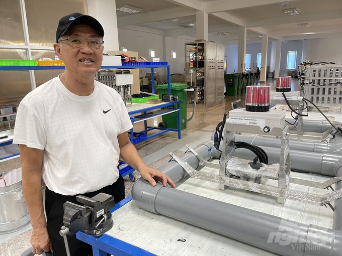 Dr. Nguyen Thanh My and research on high-tech shrimp farming equipment. Photo: Huu Duc.