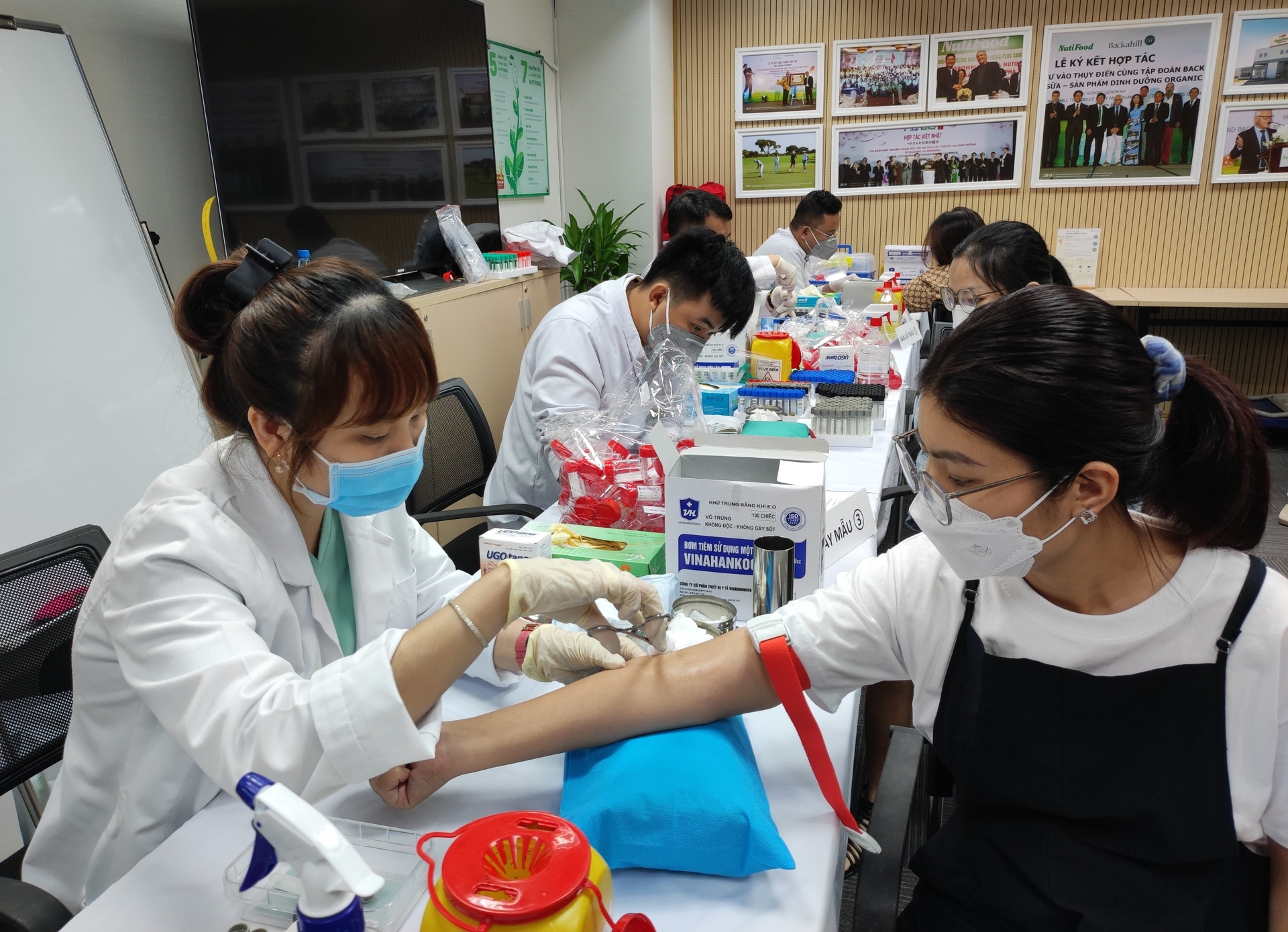 Hoạt động khám sức khỏe tổng quát định kỳ cho toàn thể cán bộ nhân viên.