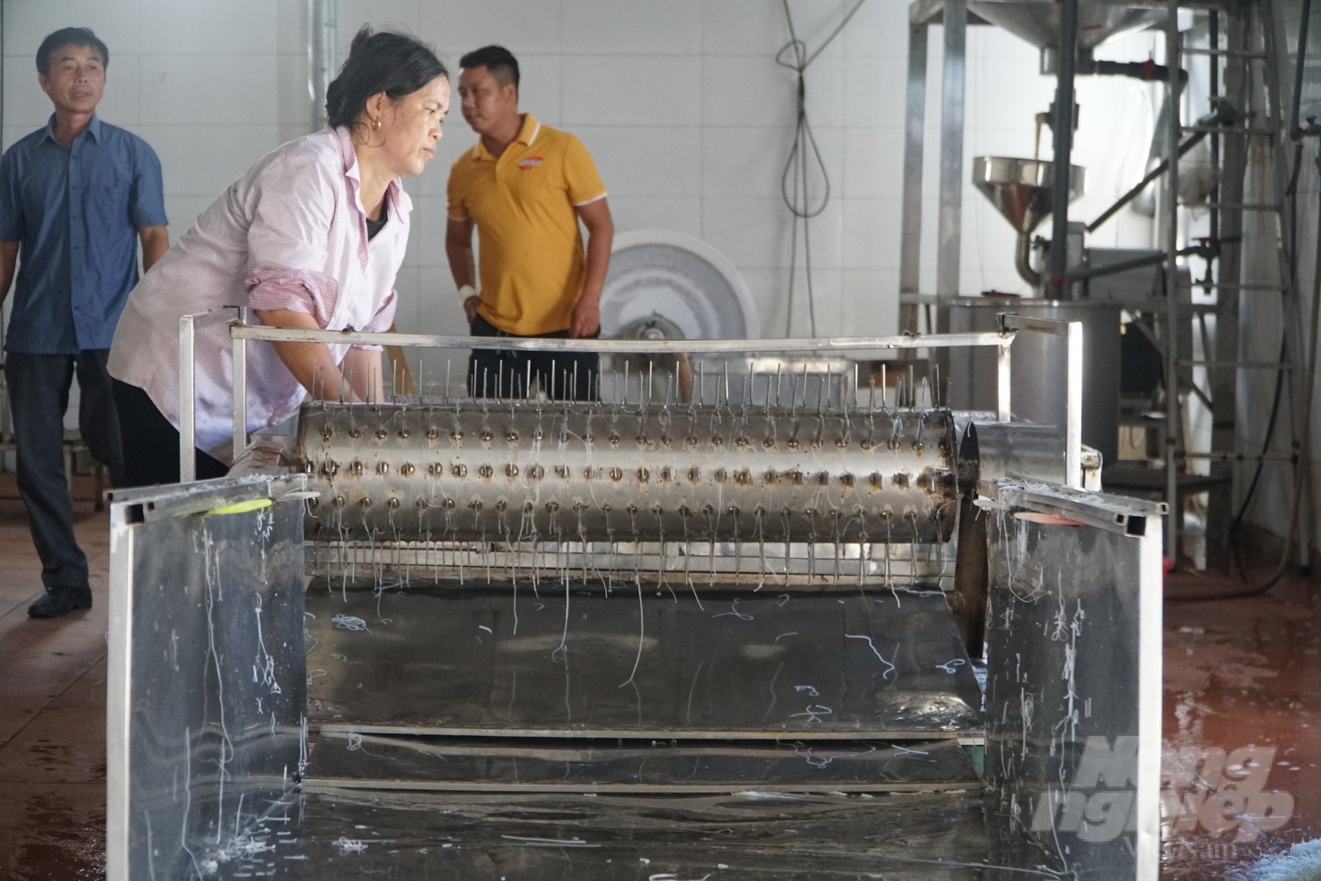 Anh Nhạc đầu tư hệ thống máy móc lên tới cả tỷ đồng để sản xuất miến gạo. Ảnh: Quốc Toản.