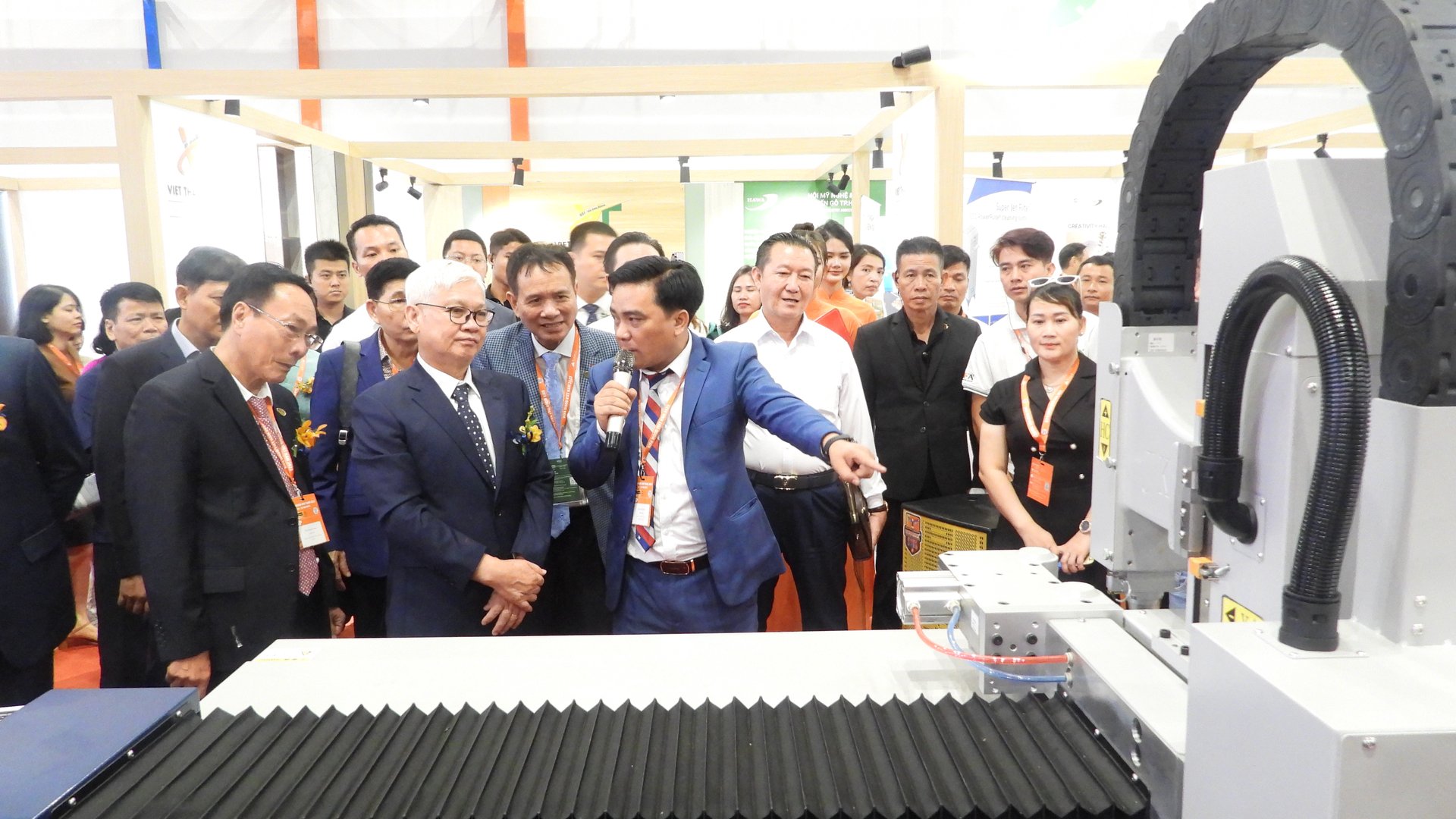 dscn0687-121802_933.jpg Các đại biểu tham quan các gian trưng bày sản phầm gỗ tại Hội chợ. Ảnh: Trần Trung.