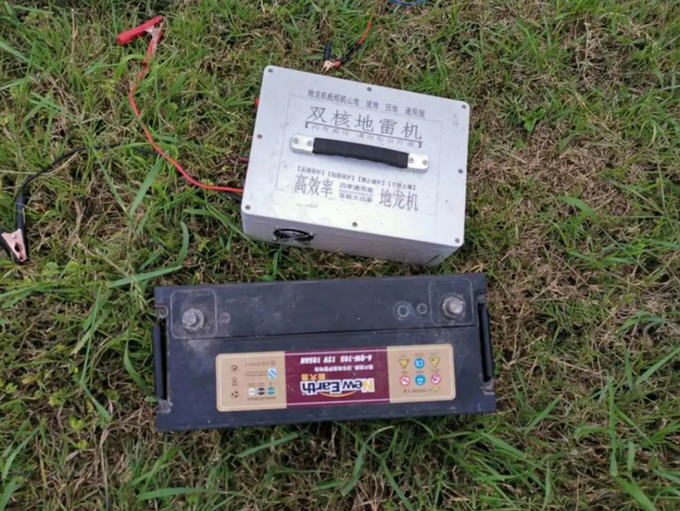 v2-54022132290243353d51b33686644e7c_720w-131825_945.jpeg Đa phần máy kích điện bắt giun đất có xuất xứ từ Trung Quốc. Ảnh: Beijing Daily.