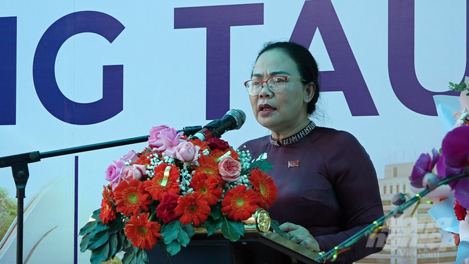 cho-hai-san-8-134131_699-134131.jpg Bà Nguyễn Thị Thu Hương, Phó Chủ tịch UBND TP Vũng Tàu phát biểu khai mạc. Ảnh: Minh Sáng.