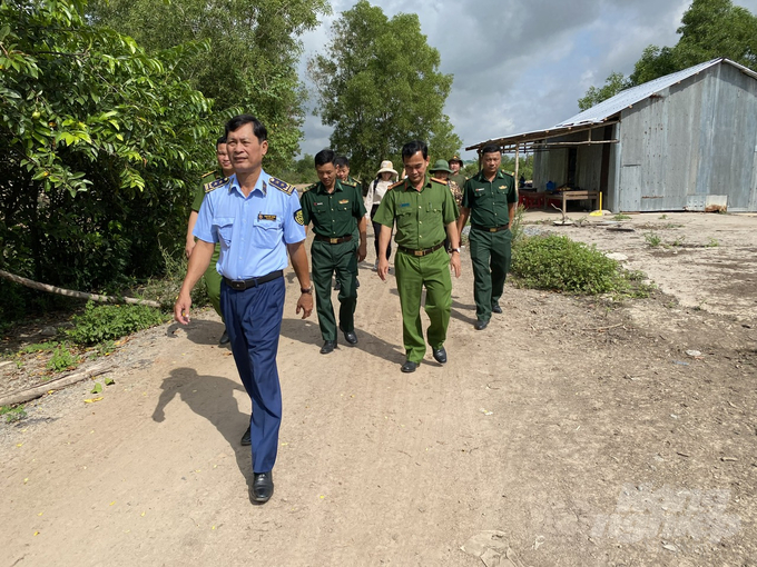 nhap-lau-heo-4-165654_247-165654.jpg Ông Phạm Đức Chinh, Phó Trưởng ban Thường trực Ban chỉ đạo 389 tỉnh, Cục trưởng Cục Quản lý thị trường Long An, dẫn đầu đoàn công tác liên ngành tỉnh Long An đi kiểm tra các hoạt động buôn lậu, gian lận thương mại tuyến biên giới. Ảnh: Hoàng Vũ.