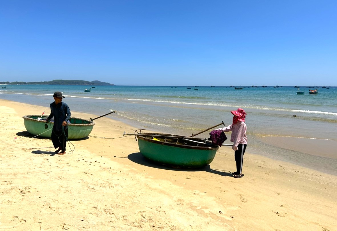 3-153047_466.jpg Hiện nay, vùng biển quanh Vịnh Việt Thanh là ngư trường khai thác của hàng trăm hộ dân ở xã Bình Trị (huyện Bình Sơn, Quảng Ngãi). Ảnh: L.K.