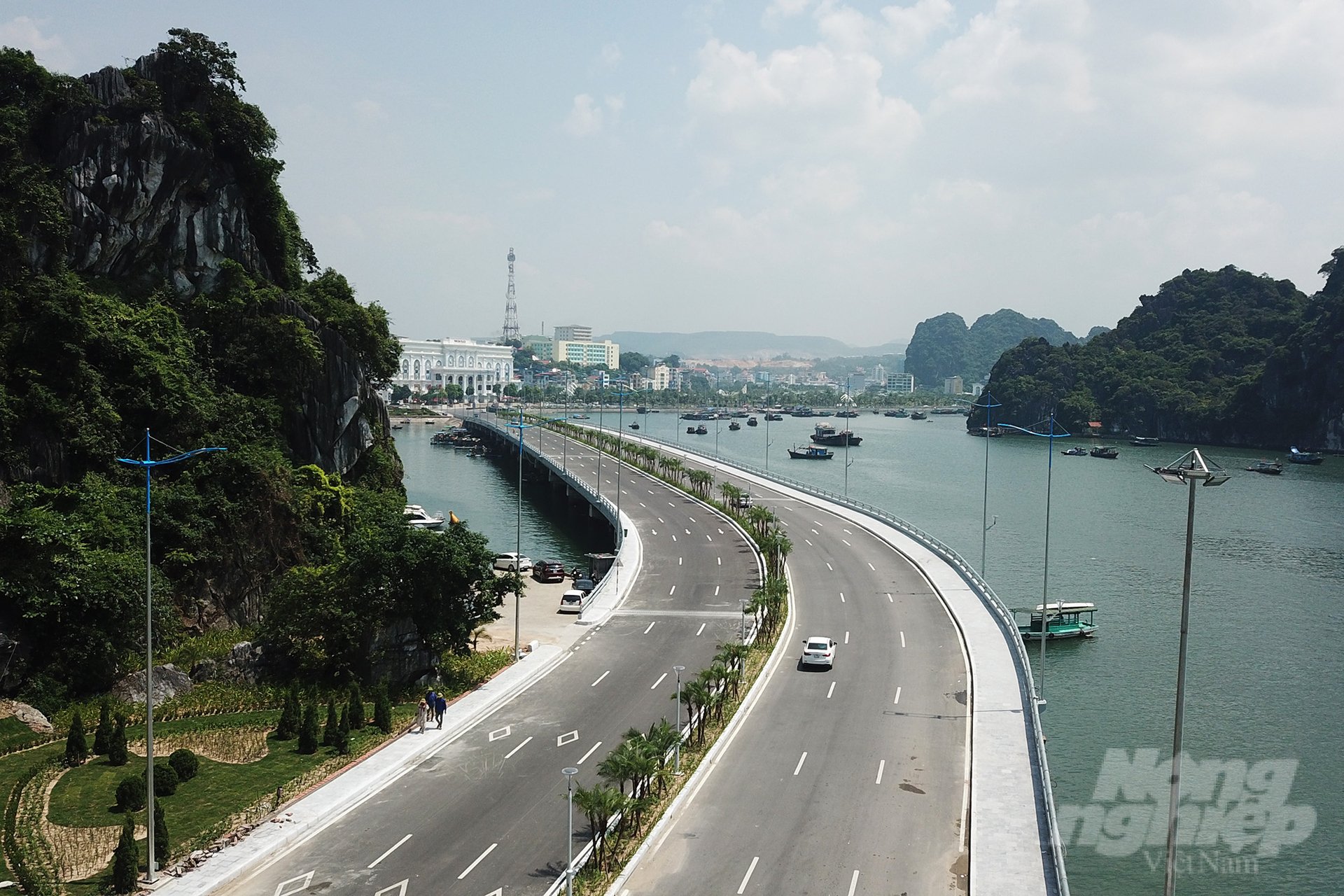 canh-quan-hung-vi-duong-bao-bien-dep-bac-nhat-viet-nam-231418_519-231419.jpg