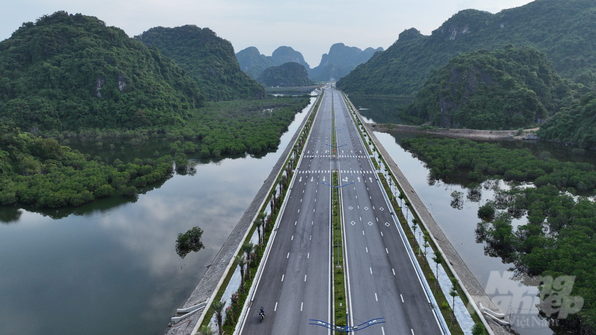 canh-quan-hung-vi-duong-bao-bien-dep-bac-nhat-viet-nam-233542_673-233542.jpg
