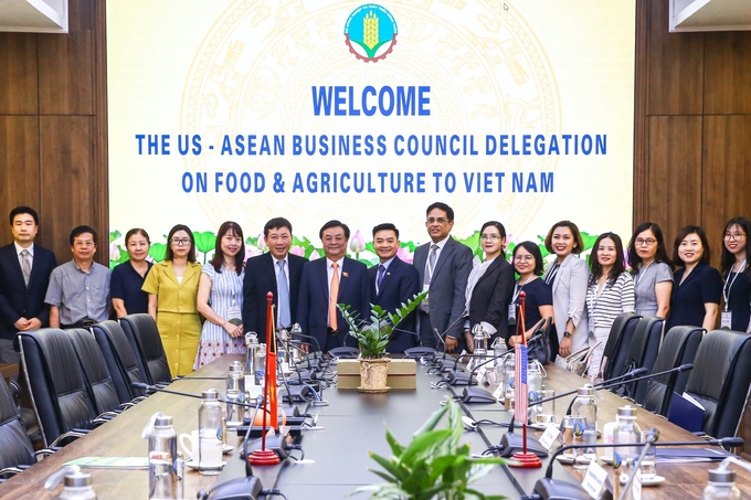 111111-151819_775.jpg Bộ trưởng Lê Minh Hoan và Hội đồng Kinh doanh Hoa Kỳ - ASEAN (USABC). Ảnh: Quỳnh Chi.