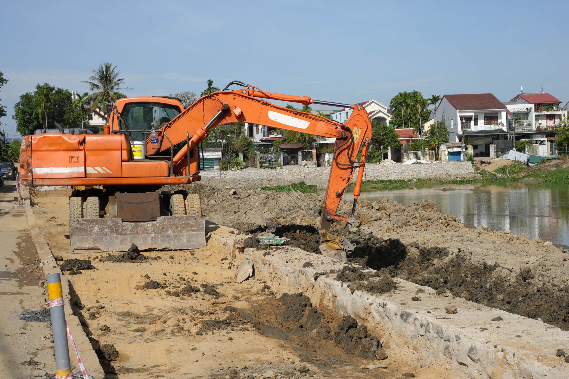 dsc04660-165227_75.jpg Hàng loạt gói thầu dự án Chương trình phát triển các đô thị loại II (SDCP II - các đô thị xanh) - tiểu dự án Thừa Thiên - Huế đang chậm tiến độ. Ảnh: CĐ.