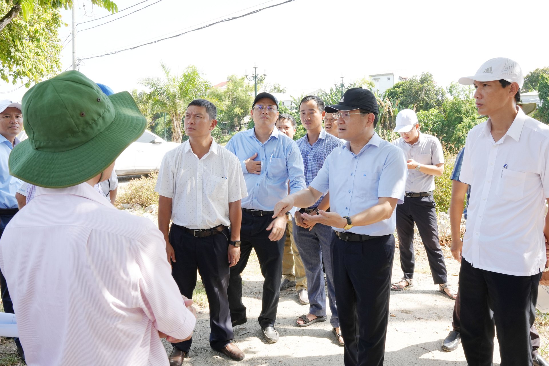dsc04721-164032_637.jpg Ông Hoàng Hải Minh, Phó Chủ tịch UBND tỉnh Thừa Thiên Huế đề nghị cần có các biện pháp xử lý 'mạnh tay' đối với các nhà thầu cố tình làm chậm tiến độ thi công. Ảnh: CĐ.