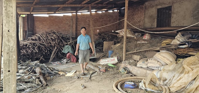 ss011283-115834_511-115835.jpg Anh Giàng A Sì, trưởng thôn 5: 'Cuộc sống bà con ở đây còn khó khăn lắm, dù chăm chỉ làm ăn, nhưng do đất xấu, dốc, nên không có thu bao nhiêu'. Ảnh: Phúc Lập.