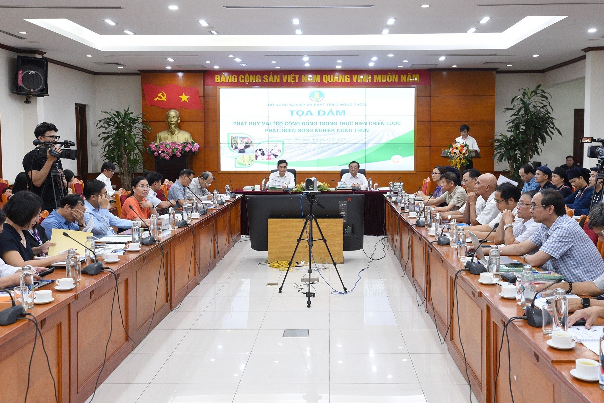 Tọa đàm được tổ chức theo hình thức trực tiếp kết hợp trực tuyến.