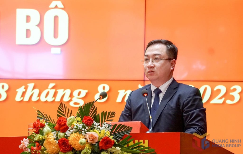 2116169_wtm_3386b8daaa3d5b71df6a465057ba3ace-135651_633.jpg Ông Đặng Xuân Phương, Phó Bí thư Tỉnh ủy Quảng Ninh, phát biểu nhận nhiệm vụ.