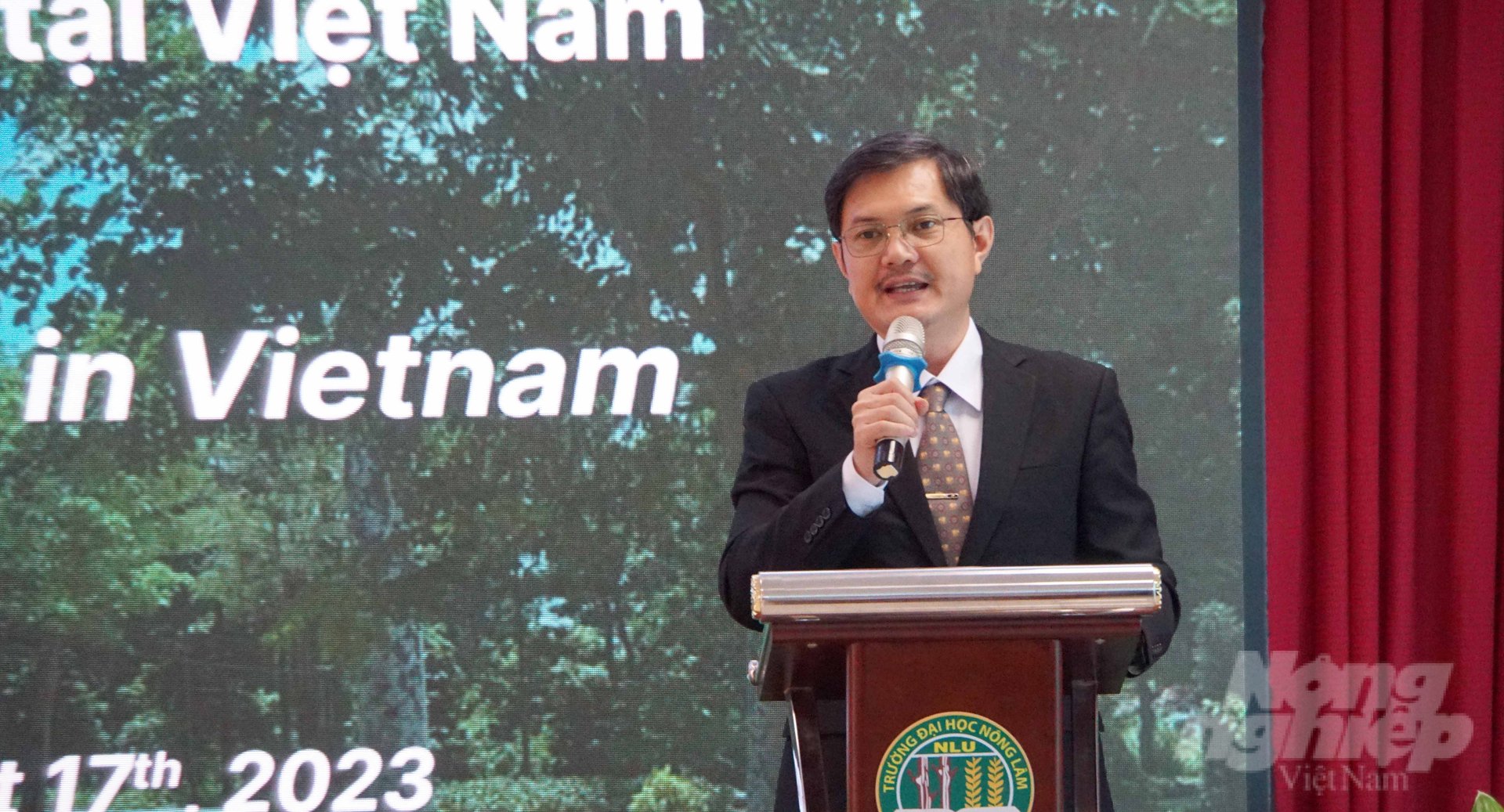 Assoc. Prof. Dr Nguyen Tat Toan, Vice Rector in charge of Nong Lam University, Ho Chi Minh City, shared about the application of i-Tree in tree management. Photo: Le Binh.