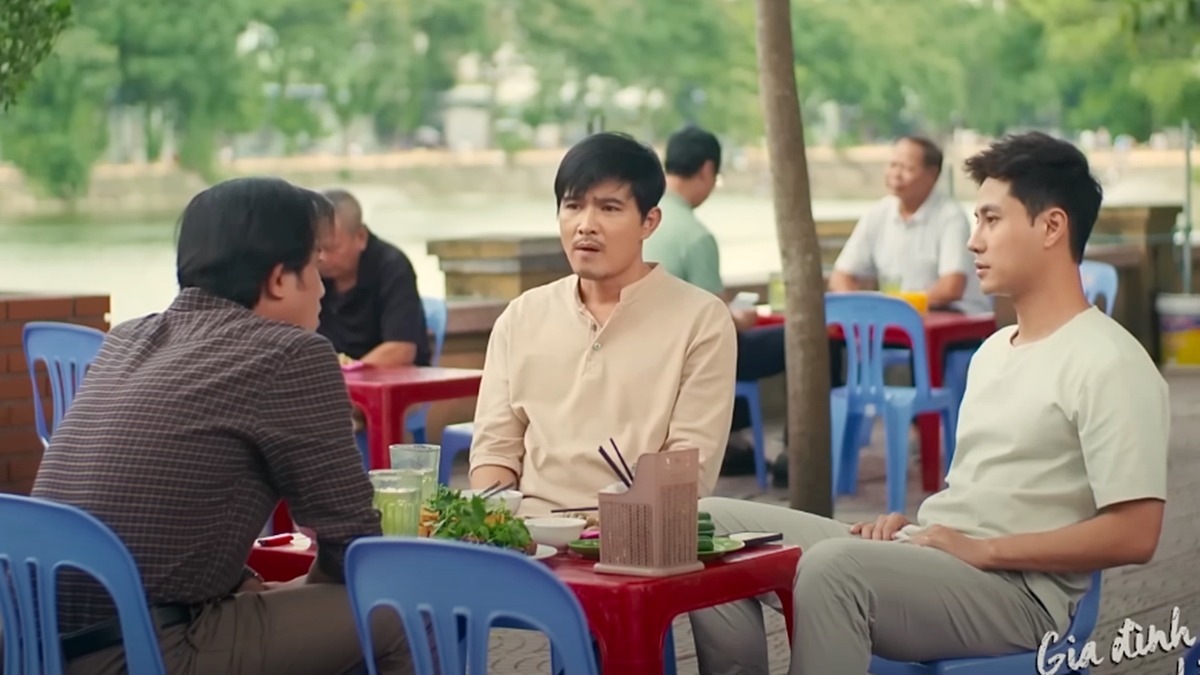 truc-tiep-gia-dinh-minh-vui-bat-thinh-linh-tap-48-tren-vtv3-hom-nay-18-8-150923_24.jpg Danh và Thành động viên Công. Ảnh chụp màn hình
