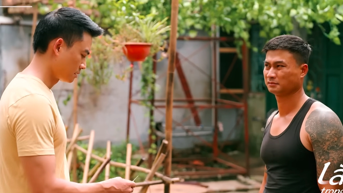 truc-tiep-lang-trong-pho-tap-15-tren-vtv1-hom-nay-18-8-145305_549.jpg Hùng nhờ Hiếu canh chừng em gái. Ảnh chụp màn hình