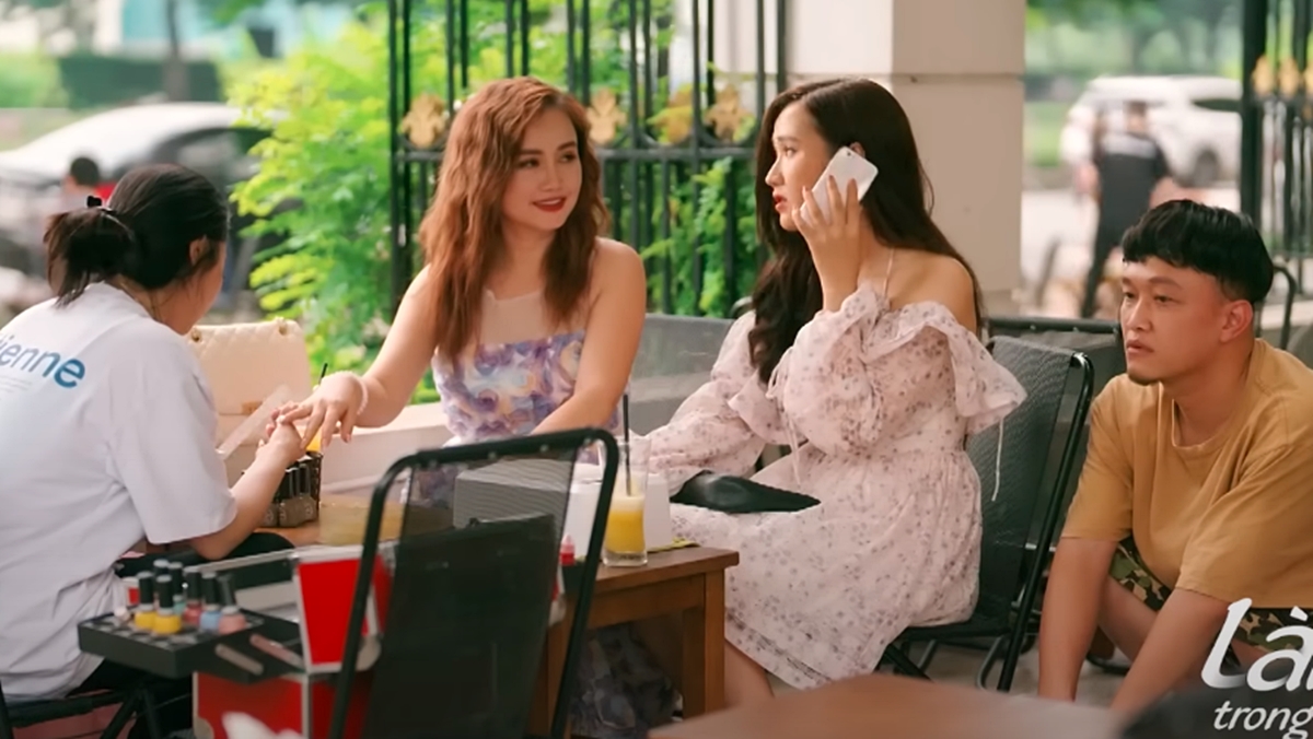 truc-tiep-lang-trong-pho-tap-15-tren-vtv1-hom-nay-18-8-145306_724.jpg Lệ rủ rê Nhung đi mua sắm, làm móng. Ảnh chụp màn hình