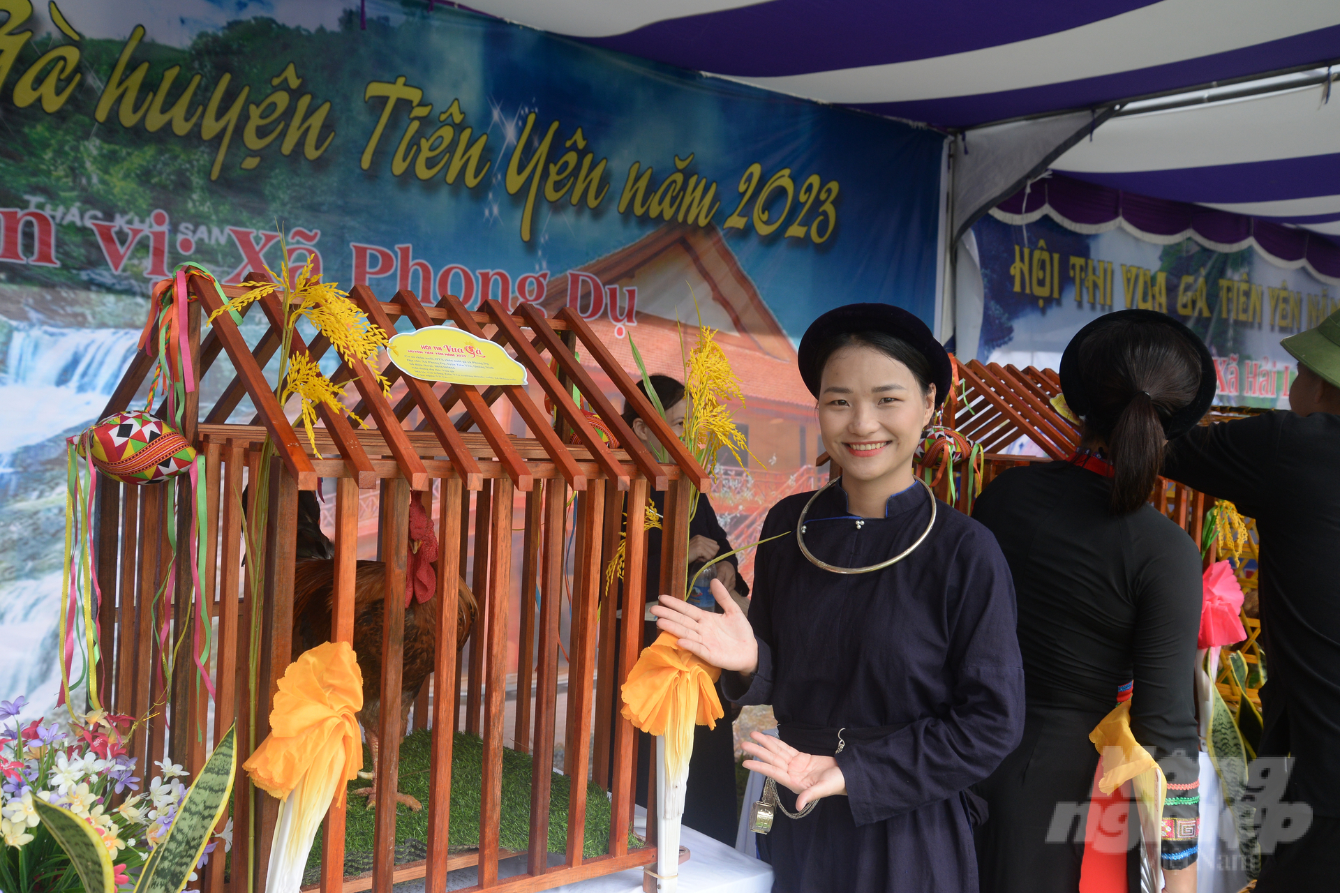 dsc_5413-162405_148-162406.jpg Các cô gái trong trang phục dân tộc truyền thống sẽ đảm nhiệm công việc thuyết trình về thí sinh của đội mình. Ảnh: Nguyễn Thành.