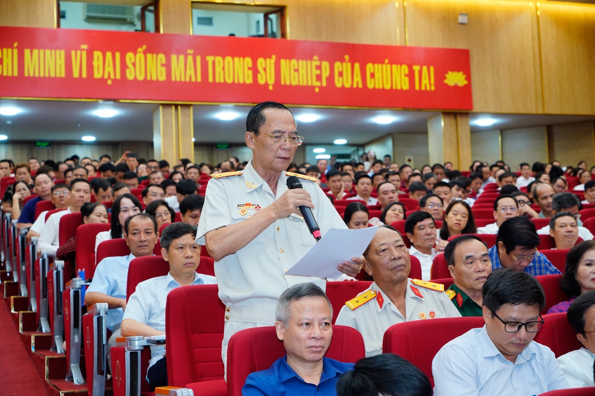 hai-phong-12-161439_27.jpg Đại diện doanh nghiệp cựu chiến binh TP Hải Phòng trình bày những vướng mắc liên quan đến đất đai với lãnh đạo TP Hải Phòng. Ảnh: Đinh Mười.